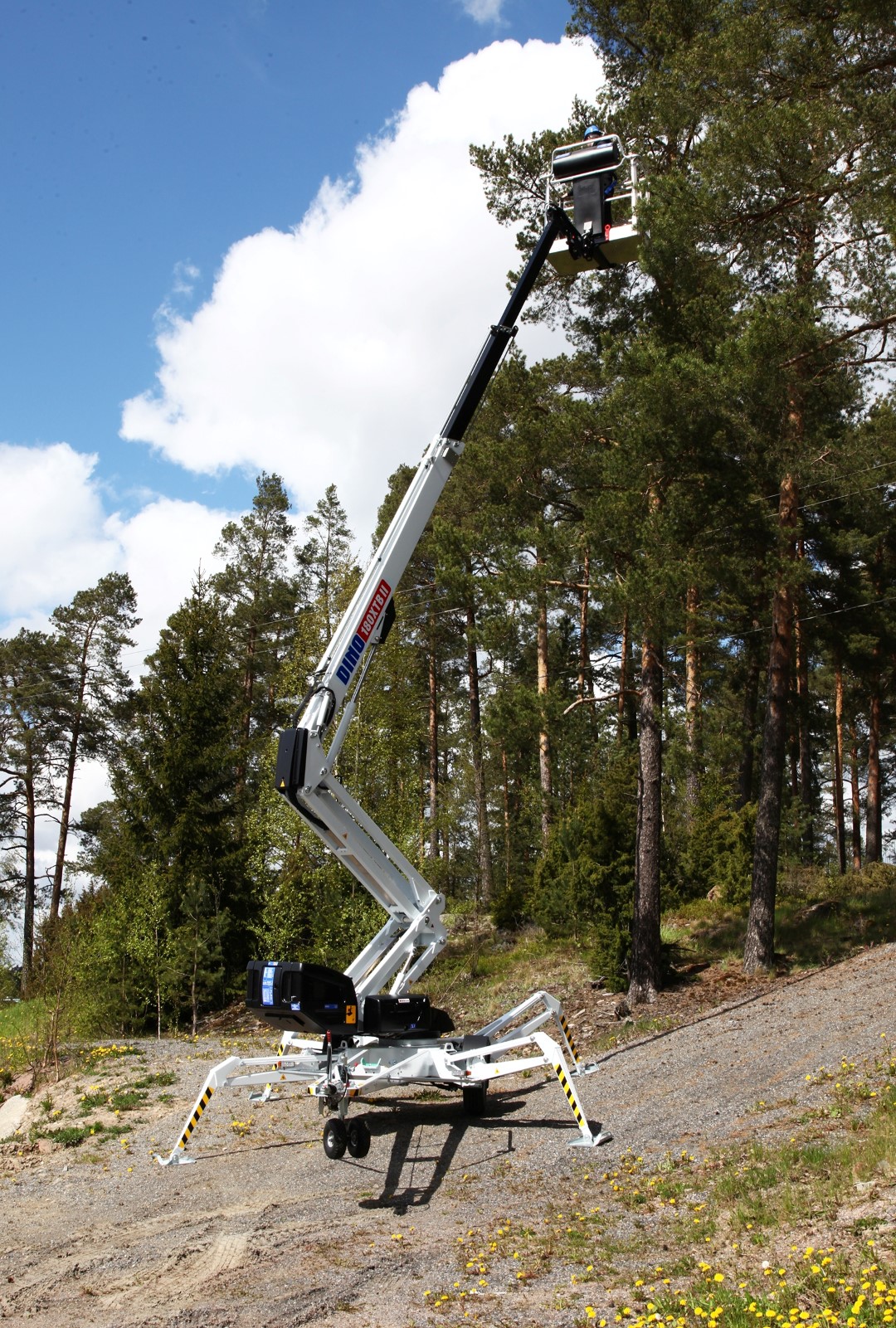 Anhänger Hubsteiger DINO 180XTB II im Einsatz beim Baumschnitt