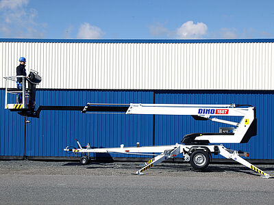 Anhänger Hubsteiger DINO 150T II in der Seitenansicht