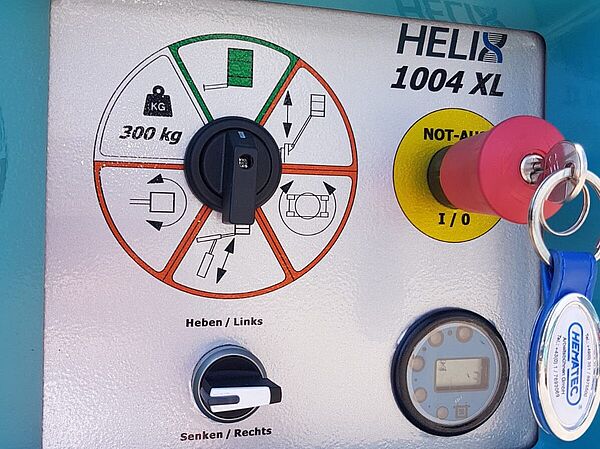 Steuerungseinheit der HELIX 1004XL – Übersichtliches Bedienpanel mit Not-Aus-Schalter, Hauptschalter und Funktionen für sicheres Heben und Senken