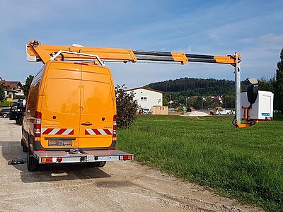 TECO 145 - Arbeitsbühne auf Kastenwagen - Rückansicht mit seitlich ausgeschwenktem Arm