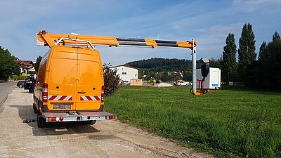 TECO 145 - Arbeitsbühne auf Kastenwagen - Rückansicht mit seitlich ausgeschwenktem Arm