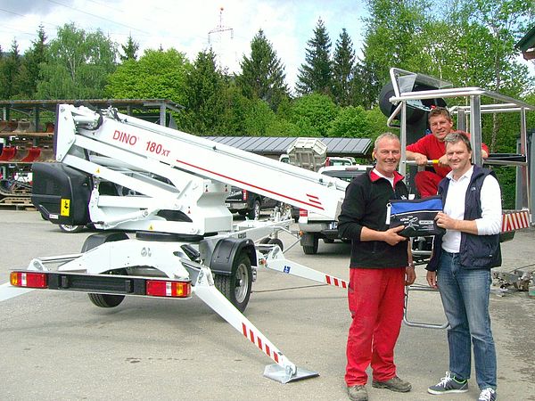 Auf dem Foto v.l.n.r. Leo Schall von HEMATEC, Patrick Trauner und Hermann Trauner Geschäftsführer der Trauner Baumaschinen GmbH