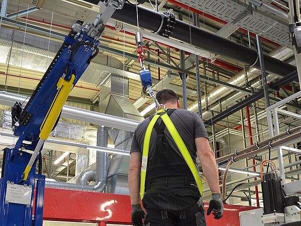 Mobile Personensicherung mit der HELIX MH 35120 – sicheres Arbeiten in Höhen dank integrierter Hebe- und Sicherungssysteme für industrielle Wartungseinsätze