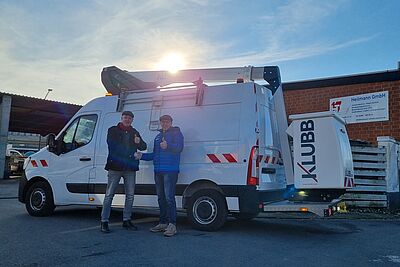 Marc Heilmann (l.) von Heilmann Verkehrstechnik und Frank Rodert von Hematec mit dem KLUBB KL32