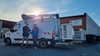 Marc Heilmann (l.) von Heilmann Verkehrstechnik und Frank Rodert von Hematec mit dem KLUBB KL32