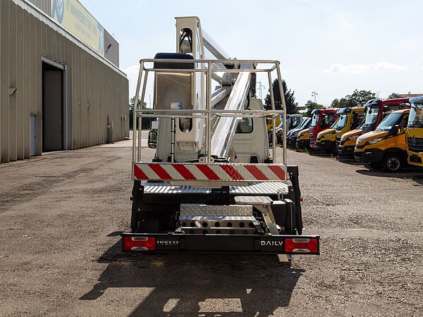 Höhenzugang in der Industrie mit der KLUBB PNT200 Arbeitsbühne