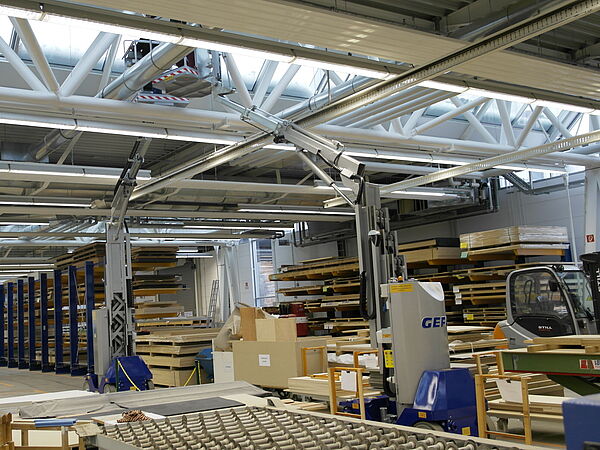 Kompakte Mastbühne für präzise Höhenarbeiten im Lager. Ideal für Wartung, Kommissionierung und Installationen in engen Regalgängen