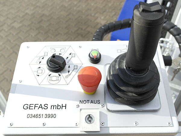 Bedienpanel der HELIX 1205 – Intuitive Steuerung mit Not-Aus und Joystick