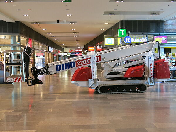 DINO 220XTD im Einsatz – kompakte Raupenarbeitsbühne für präzise Höhenarbeiten in Innenbereichen