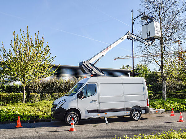 KLUBB KL38P – Leistungsstarke Teleskop-Arbeitsbühne für sichere und effiziente Wartungsarbeiten in großer Höhe