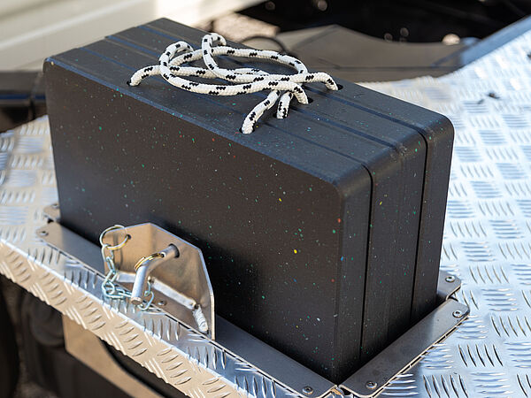 Transportsicherheitsbox der KLUBB PNT200 – sicher verstautes Zubehör auf rutschfester Aluminiumplattform mit Rautenmuster