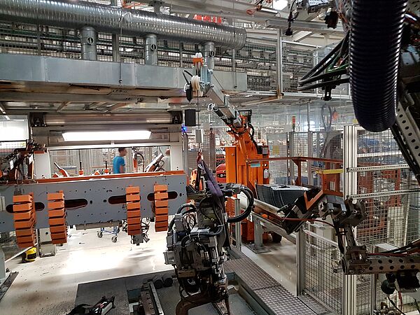 Kraftvoller Industriekran für präzise Hebe- und Montagearbeiten in engen Arbeitsbereichen