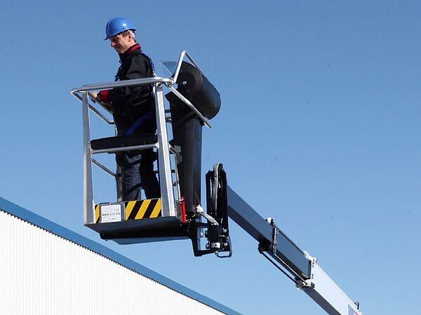 Hydraulische Korbschwenkung mit bis zu 180° Schwenkbereich
