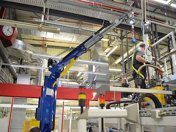 Effizient und sicher – präzises Lastenhandling mit moderner Krantechnik in industrieller Umgebung