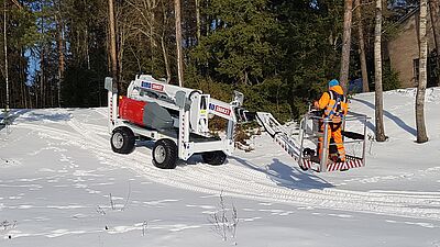 Arbeitsbühne RHINO 280RXT bei der Fahrtansicht im Winter