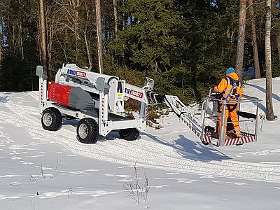 Arbeitsbühne RHINO 280RXT bei der Fahrtansicht im Winter