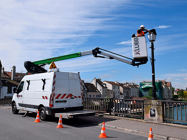 KLUBB KL38P Arbeitsbühne im Brückeneinsatz – Sicherer Zugang für Wartungsarbeiten an Straßenbeleuchtung über Flusslage
