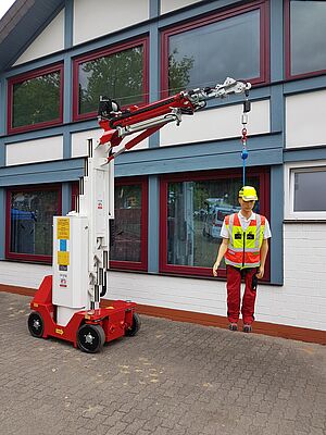 Mobiler Hebekran im Einsatz – Demonstration sicherer Höhenarbeiten mit PSA