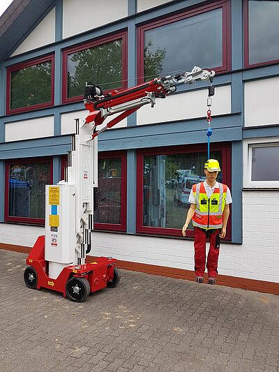 Mobiler Hebekran im Einsatz – Demonstration sicherer Höhenarbeiten mit PSA