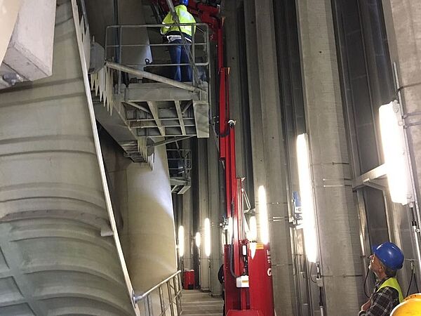 Effizient, sicher, vielseitig – die HELIX IMK 35500 im Einsatz für präzise Höhenarbeiten in anspruchsvollen Industrieumgebungen. Maximale Leistung trifft auf höchste Sicherheit