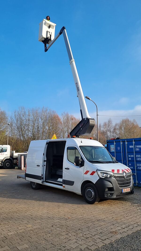 KLUBB KL32 – Die vielseitige Teleskop-Arbeitsbühne für professionelle Einsätze in Industrie und Handwerk