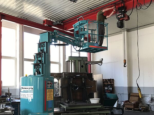 HELIX 1004XL – Kompakte und wendige Mastbühne für präzise Höhenarbeiten auf engstem Raum. Ideal für den Innen- und Außeneinsatz bei Wartung, Installation und Facility Management