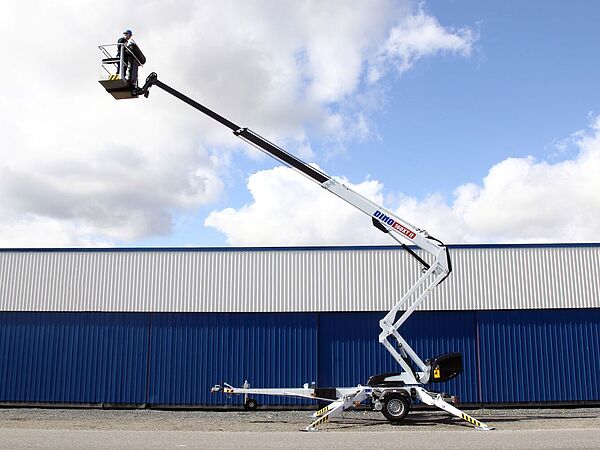 Anhänger Hebebühne DINO 160XT II in der Seitenansicht