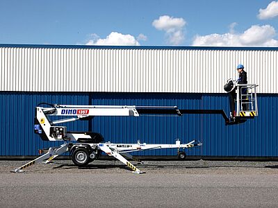 Anhänger Hubsteiger DINO 135T II in der Seitenansicht