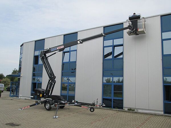 Anhänger Arbeitsbühne DINO 160XT II im Einsatz an einer Hausfassade