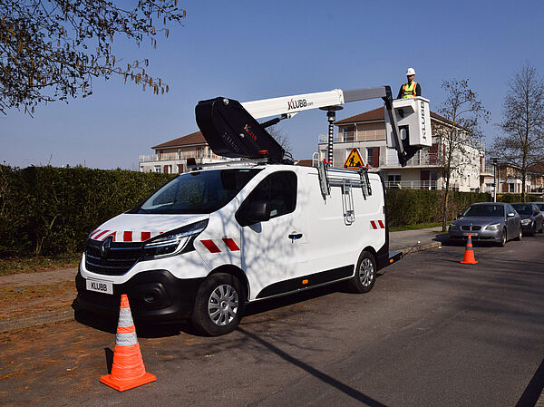 KLUBB KL21 im Einsatz – kompakte Teleskop-Hubarbeitsbühne für präzise Höhenarbeiten in Wohngebieten