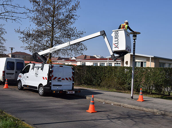 KLUBB KL21 im Einsatz bei Straßenbeleuchtung – sichere Höhenarbeit mit Warnabsicherung