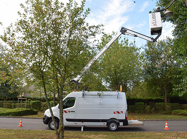 KLUBB KL42P – Die leistungsstarke Teleskop-Arbeitsbühne für professionelle Höhenarbeiten