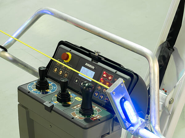 Intuitive Steuerkonsole – präzise Bedienung durch Joysticks und übersichtliche Kontrollleuchten