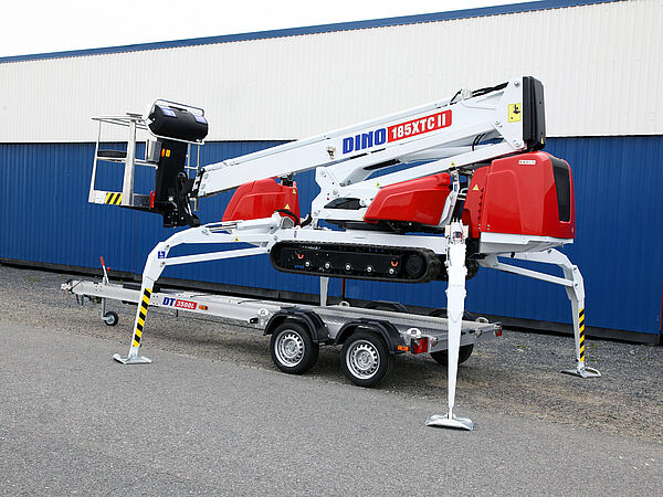 Anhänger-Hebebühne DINO 185XTC II mit Teleskoparm und Stützen – stabiler Stand für Arbeiten in großer Höhe
