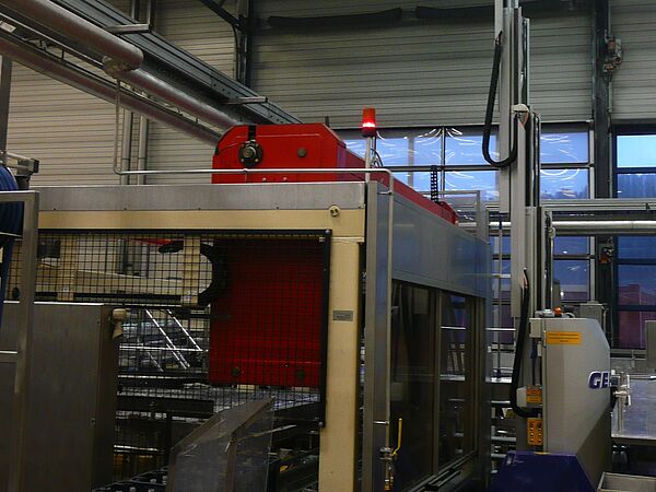 Effizienter Zugang in der Höhe – Arbeitsbühne im Einsatz für sichere Wartungsarbeiten in Industrieumgebung