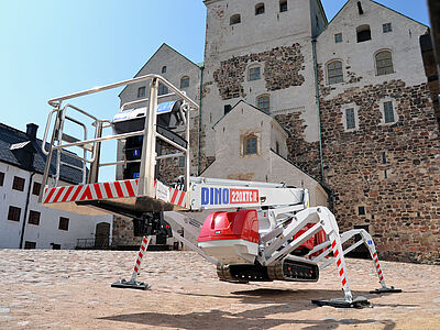 DINO 220XTC II vor Burg