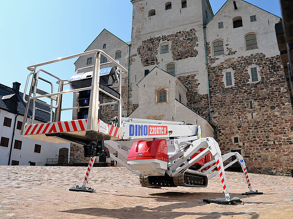 DINO 220XTC II – sicherer Einsatz auf festem Untergrund.