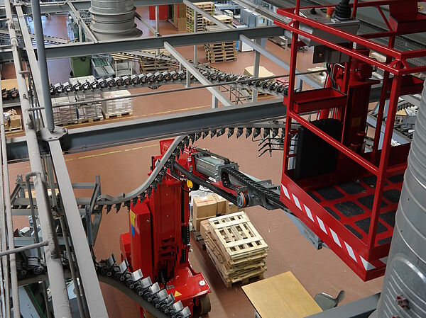 Arbeitsbühne im Lager – Sicherer Zugang für Wartung und Inspektion in komplexen Industrieanlagen