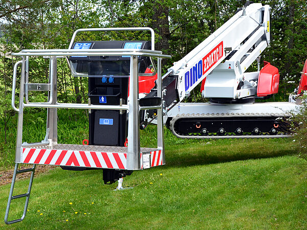 DINO 220XTC II im Außeneinsatz – geländegängige Arbeitsbühne mit sicherem Personenkorb für präzise Höhenarbeiten