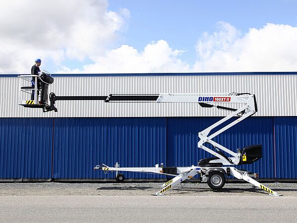 Anhänger Hubsteiger DINO 160XT II in der Seitenansicht