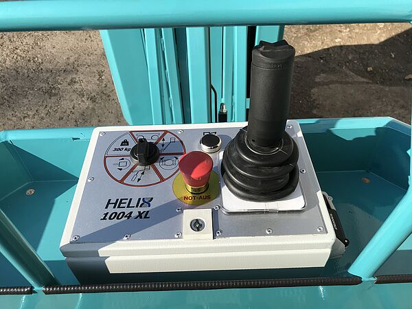 Bedienfeld der HELIX 1004XL – Intuitive Steuerung mit Joystick, Not-Aus-Schalter und übersichtlichen Bedienelementen für maximale Sicherheit und Kontrolle bei Höhenarbeiten